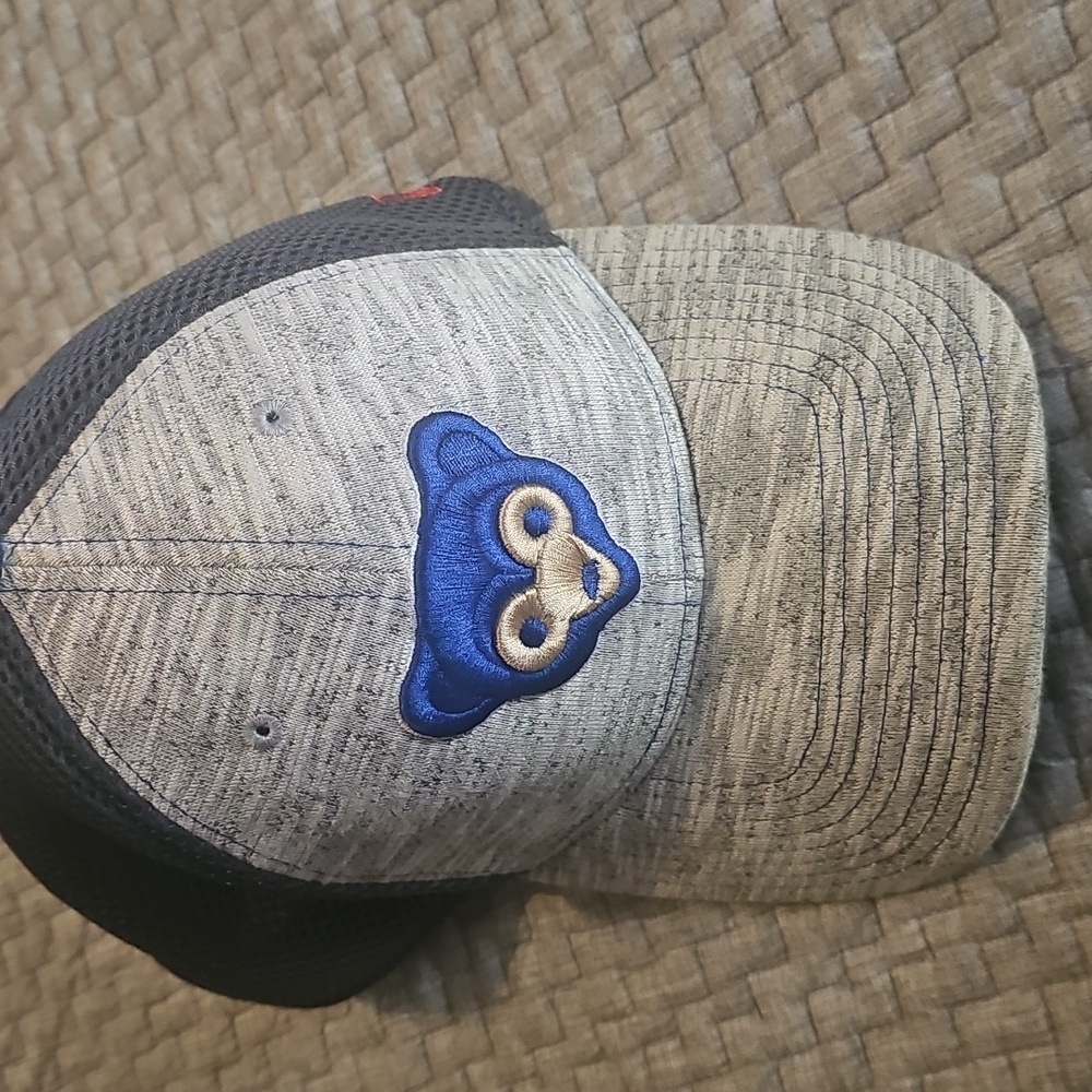 New Era Chicago Cubs 39THIRTY Flex Fit Hat in Heather With Blue Cub On Front